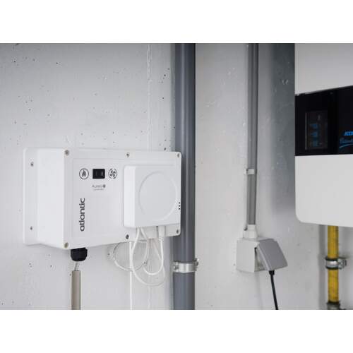 Binnenunit van de Atlantic Aurea Hybrid add-on warmtepomp 5 kW met Controlbox en Anna thermostaat – energiezuinige oplossing voor efficiënte verwarming en koeling.