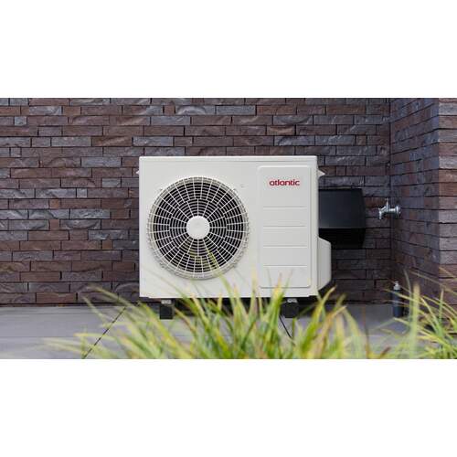 Buitenunit van de Atlantic Aurea Hybrid add-on warmtepomp 5 kW met Controlbox en Anna thermostaat – energiezuinige oplossing voor efficiënte verwarming en koeling.