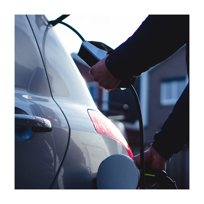 De AXAL Power easyplug aangesloten op een elektrische auto, perfect voor flexibel laden onderweg