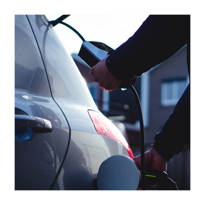 De AXAL Power easyplug aangesloten op een elektrische auto, perfect voor flexibel laden onderweg